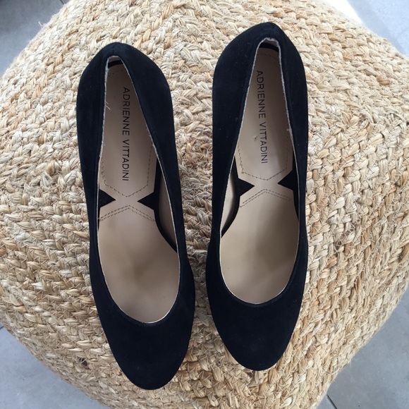 High-heeled black suede shoe with a small platform - Picture 3 of 3
